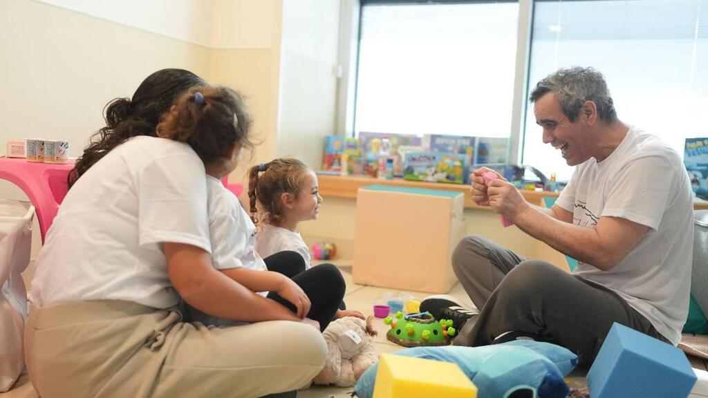 עמרי מירן מתאחד עם אישתו ובנותיו