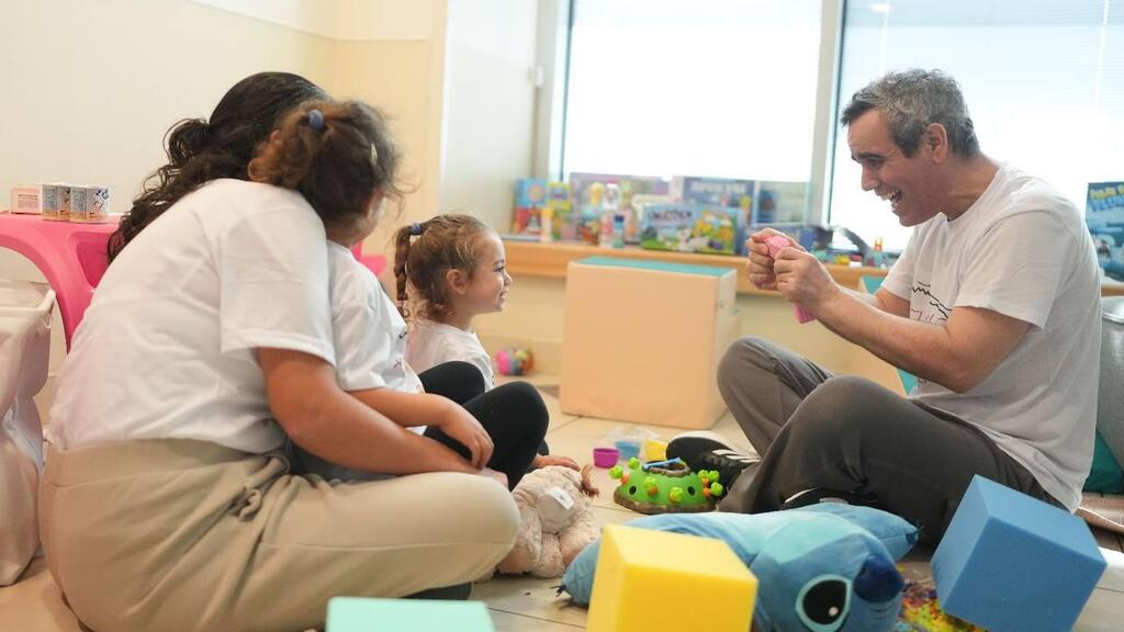 עמרי מירן מתאחד עם אישתו ובנותיו