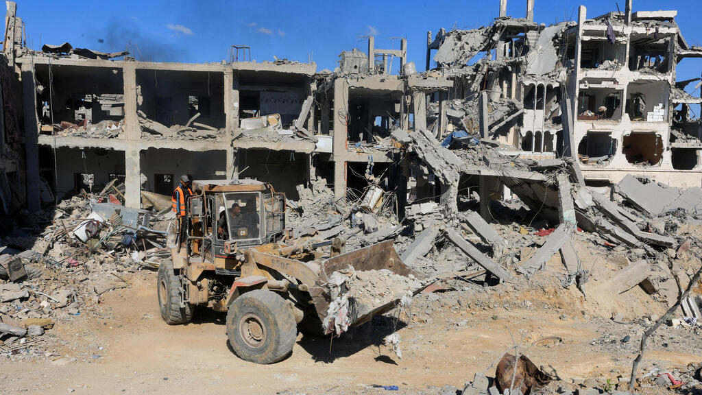 Gaza ruins (Photo: REUTERS/Dawoud Abu Alkas) הטרקטורים בחסות קטאר כבר ברחובות עזה