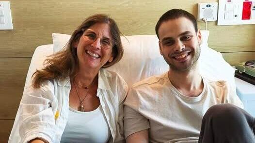 אלון אהל ואימו בבית החולים