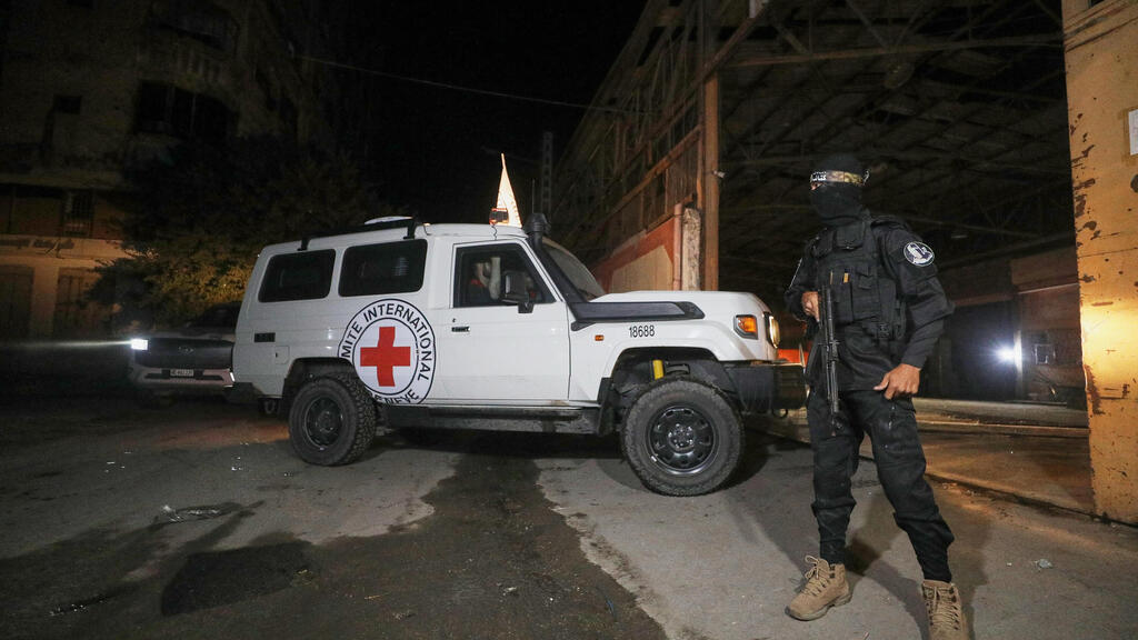 Красный Крест в точке передачи тел заложников (Фото: AP Photo/Yousef Al Zanoun) העברת הגופות לצלב האדום החלה