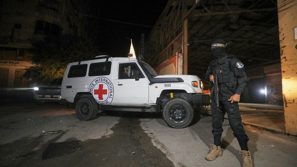 Террорист и автомобиль Красного Креста в секторе Газы (Фото: AP Photo/Yousef Al Zanoun) העברת הגופות לצלב האדום החלה