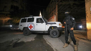 העברת הגופות לצלב האדום החלה