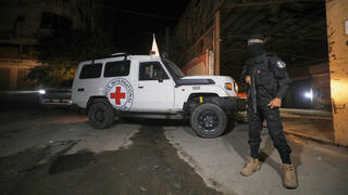 העברת הגופות לצלב האדום החלה