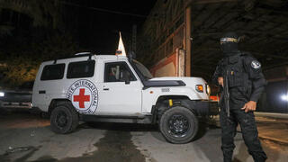 העברת הגופות לצלב האדום החלה