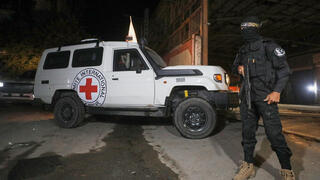 העברת הגופות לצלב האדום החלה