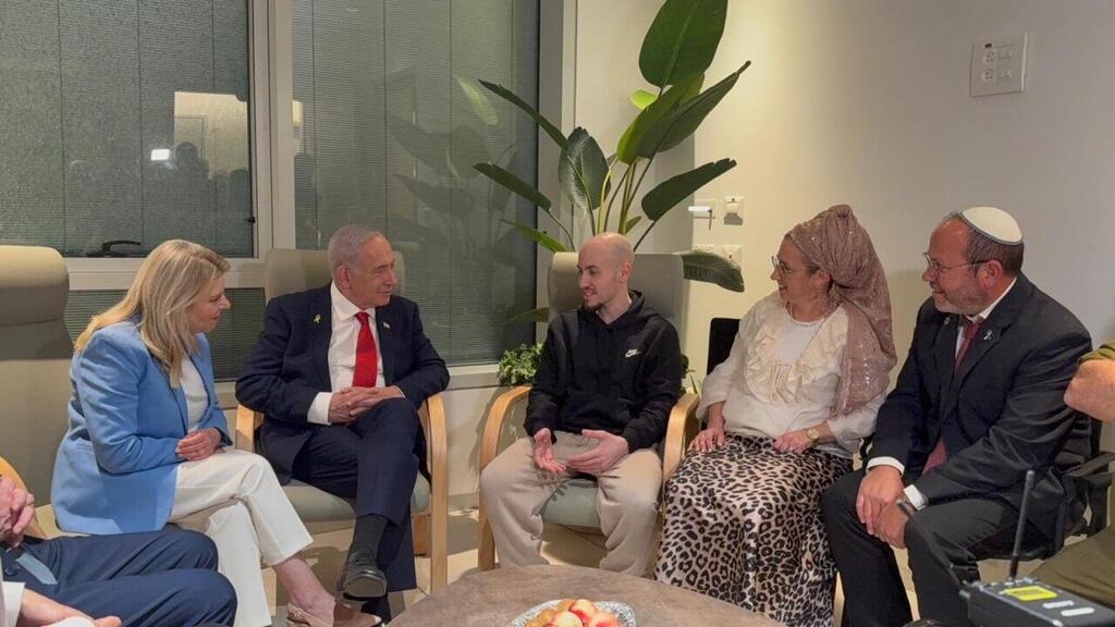 ראש הממשלה ורעייתו עם שורד השבי איתן מור