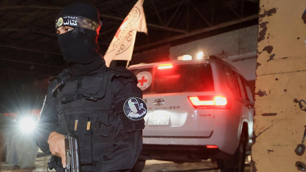 העברת הגופות לצלב האדום החלה