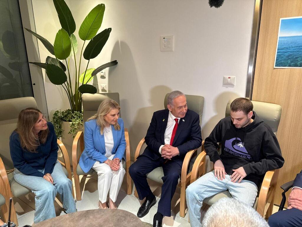 ראש הממשלה ורעייתו עם שורד השבי אלון אהל