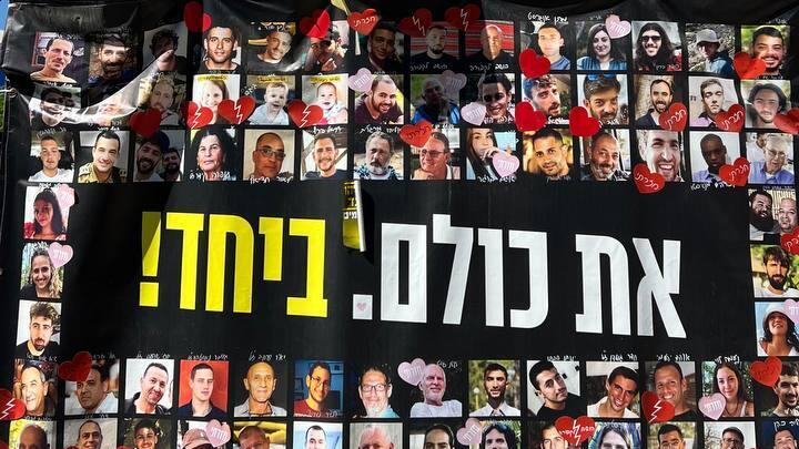 הלבבות שנוספו ליד החטופים שהושבו, בכיכר החטופים