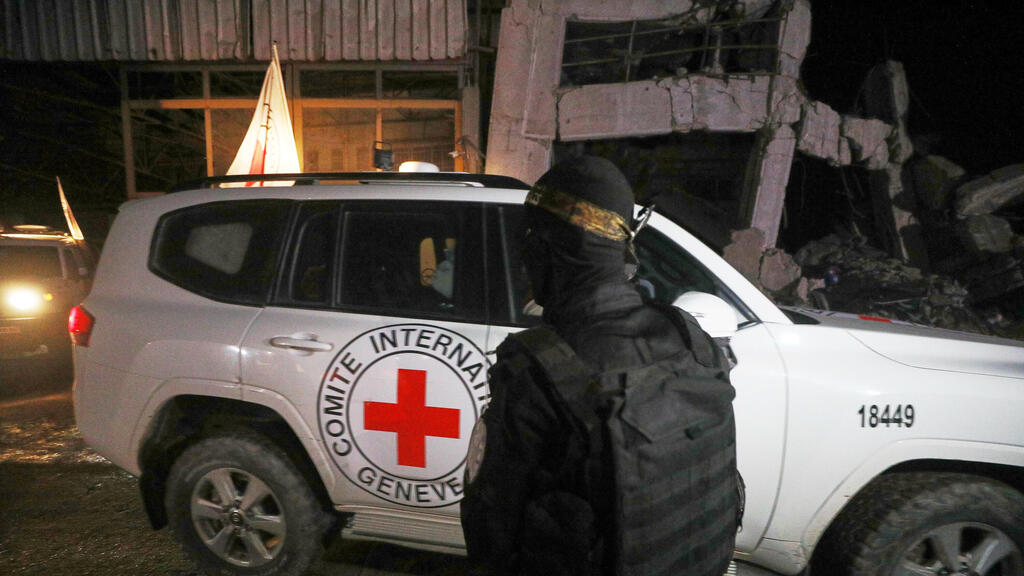 העברת הגופות לצלב האדום החלה