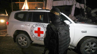 העברת הגופות לצלב האדום החלה