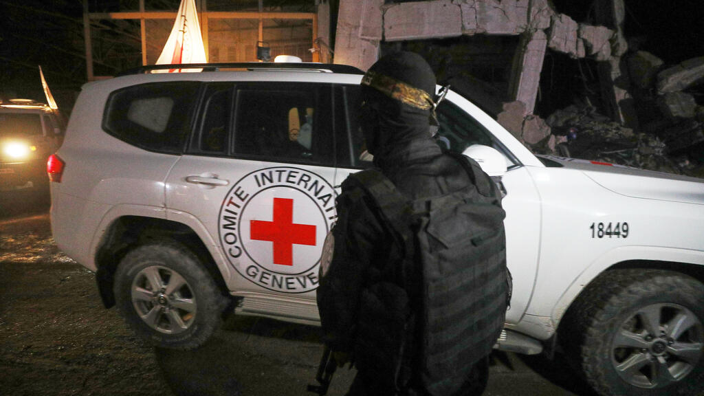 Красный Крест в точке передачи тел заложников (Фото: AP Photo/Yousef Al Zanoun) העברת הגופות לצלב האדום החלה