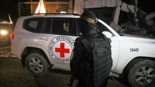 העברת הגופות לצלב האדום החלה