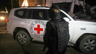 העברת הגופות לצלב האדום החלה