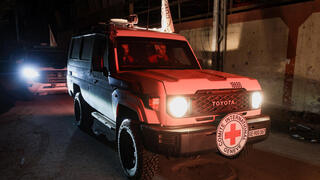 העברת הגופות לצלב האדום החלה