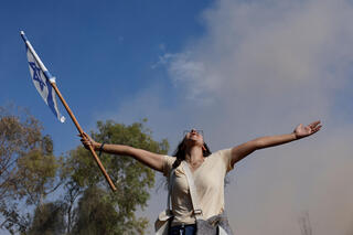 אזרחים חוגגים את שחרור החטופים, מחוץ למחנה רעים