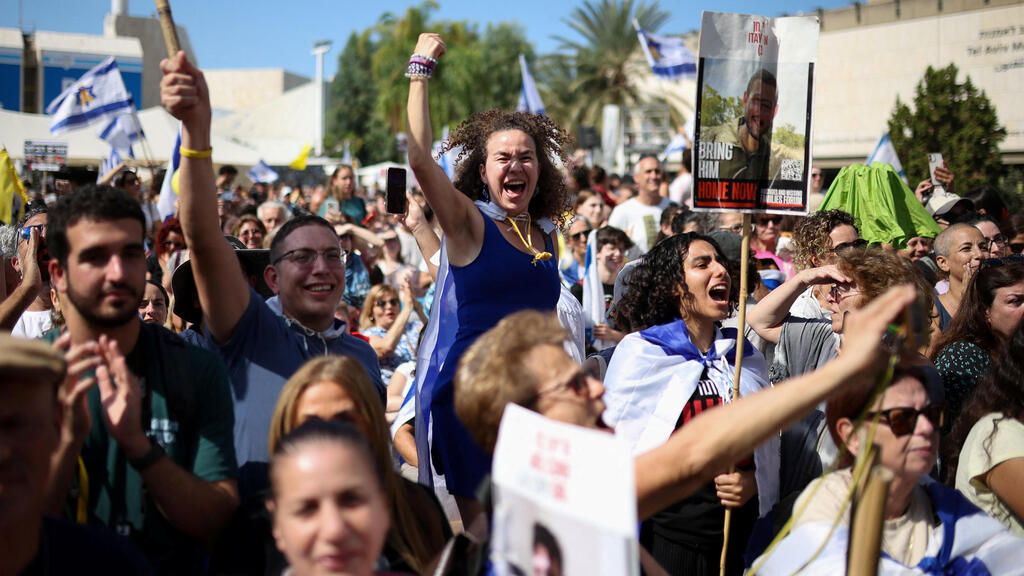 Celebration after first hostage release deal (Photo Shir Torem/ Reuters) חגיגות בכיכר החטופים