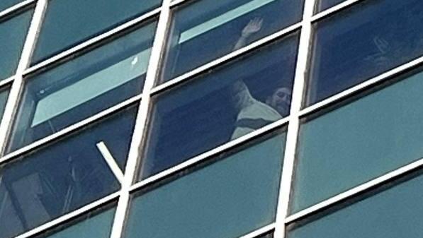 שגב כלפון מפריח נשיקות לחבריו בבית החולים איכילוב