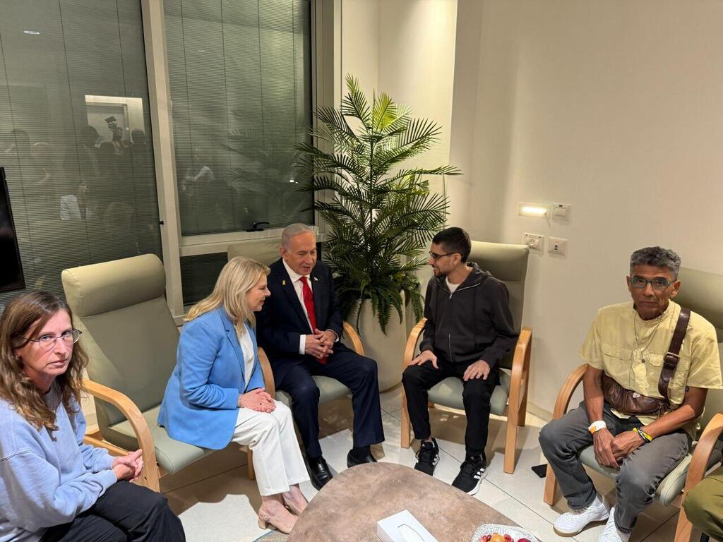 ראש הממשלה ורעייתו עם שורד השבי אביתר דוד