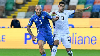 שחקן נבחרת ישראל ענאן חלאילי מול שחקן נבחרת איטליה פדריקו דימרקו