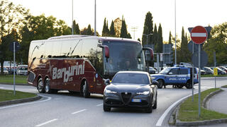 המשטרה המקומית מלווה את האוטובוס של נבחרת ישראל