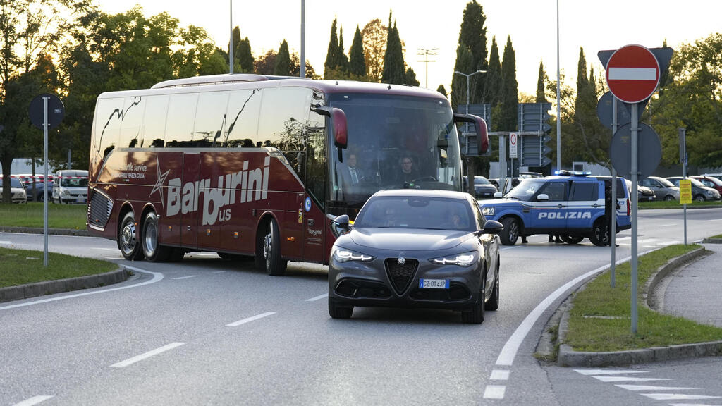 Local police escort to Israeli team's bus (Photo: Reuters/Matteo Ciambelli) המשטרה המקומית מלווה את האוטובוס של נבחרת ישראל