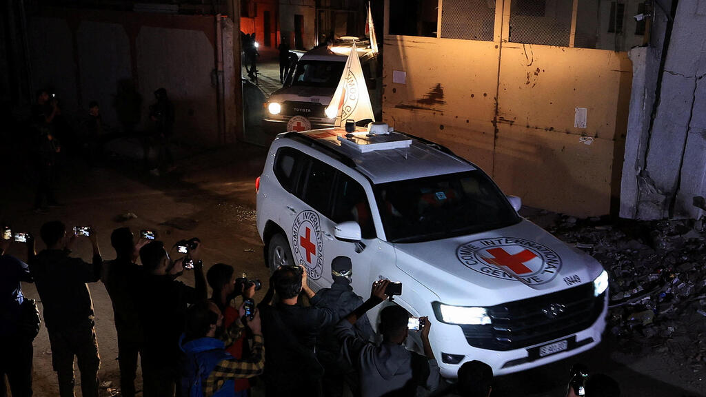 העברת הגופות לצלב האדום החלה