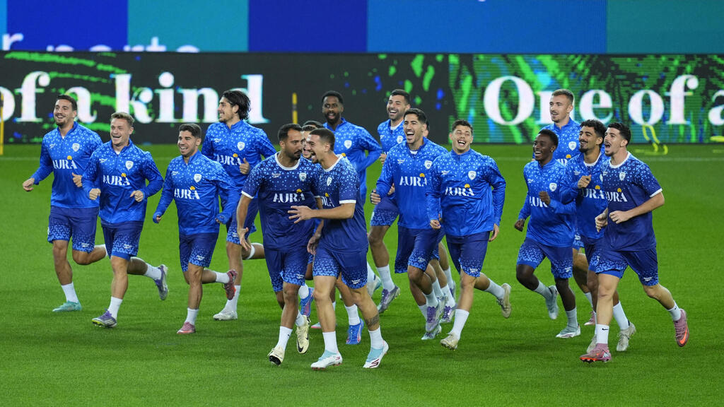 Israeli national soccer team (Photo: Reuters/Matteo Ciambelli) הנבחרת באימון המסכם באצטדיון פריולי