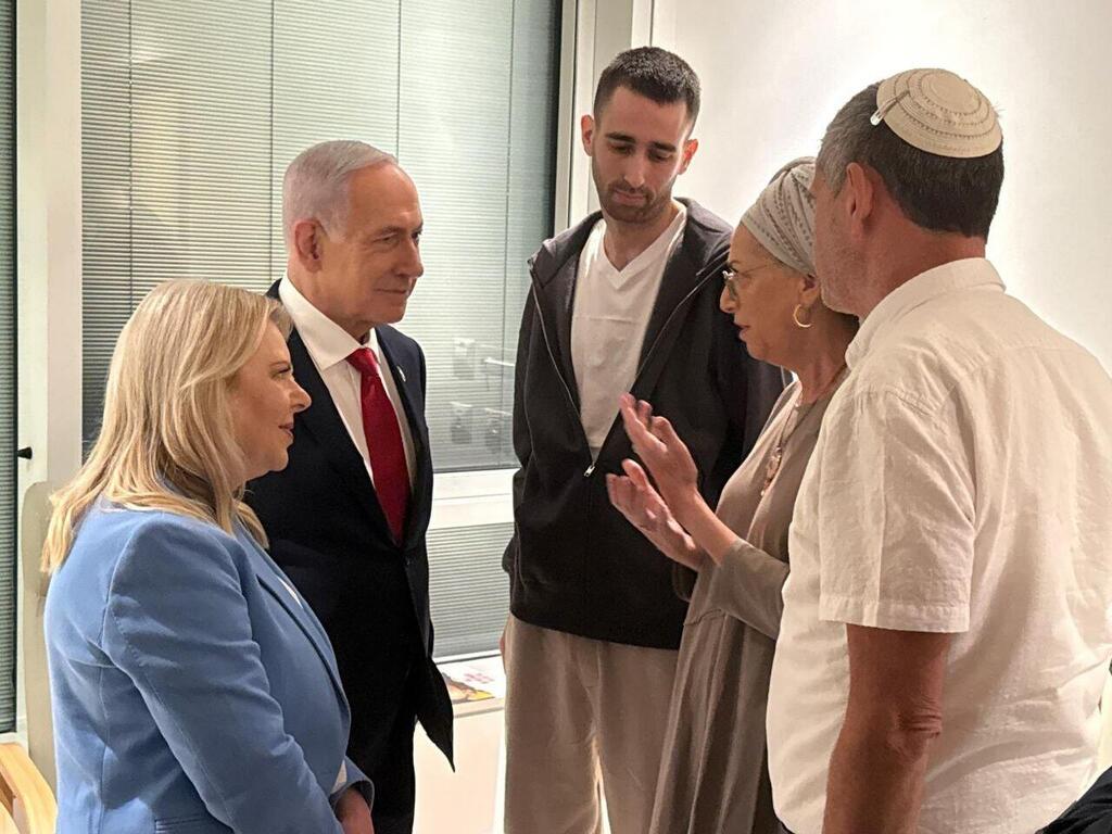 ראש הממשלה ורעייתו עם שורד השבי אבינתן אור