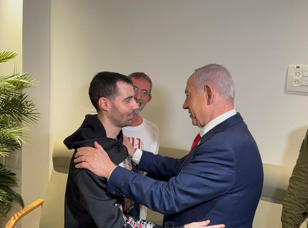 ראש הממשלה ורעייתו עם שורד השבי גיא גלבוע דלאל