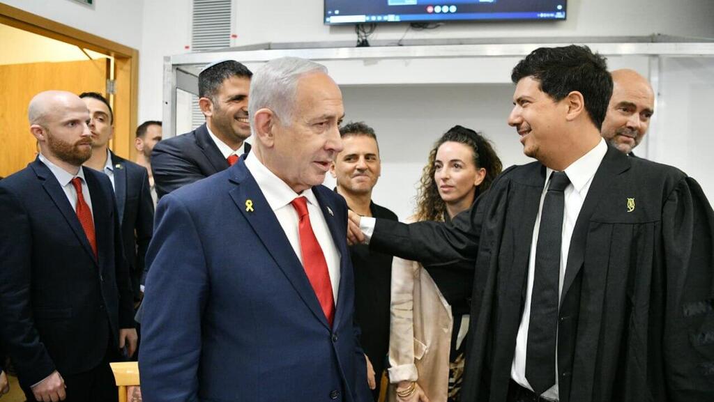 Биньямин Нетаниягу и его адвокат Амит Хадад в суде (Фото: Реувен Кастро) עדות נתניהו