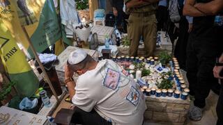 דוד טהר בקבר בנו אדיר ז"ל