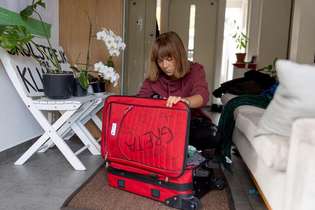 גרטה טונברג טוענת ש קיבלה חזרה מזוודה מה משט עם ציורים של איברי מין דגל ישראל כיתוב גרטה זונה