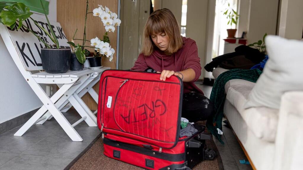 גרטה טונברג טוענת ש קיבלה חזרה מזוודה מה משט עם ציורים של איברי מין דגל ישראל כיתוב גרטה זונה