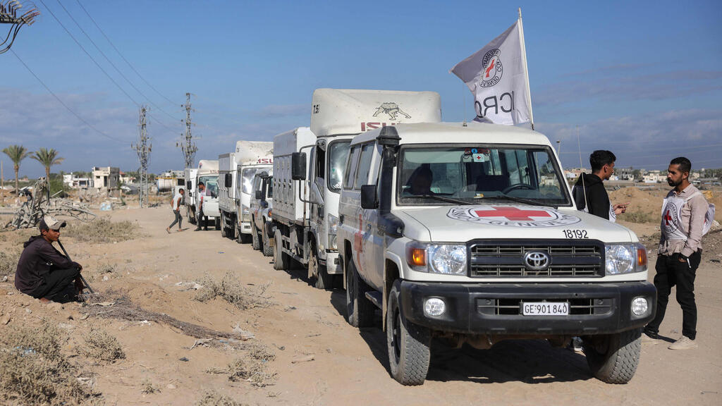Near Deir al-Balah Gaza Red Cross vehicles wait to travel to Kissufim to receive Palestinian bodies being returned in the ceasefire deal (Photo: Bashar Taleb / AFP) דיר אל בלח