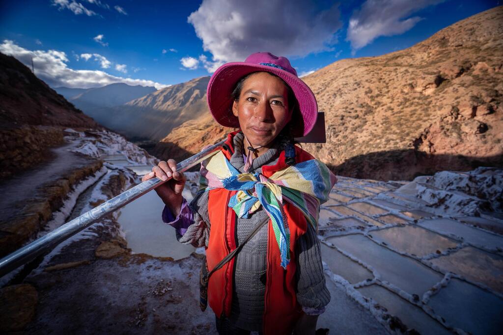 A worker at the Maras salt ponds (Photo: Limor Zadok) פועלת בבריכות המלח