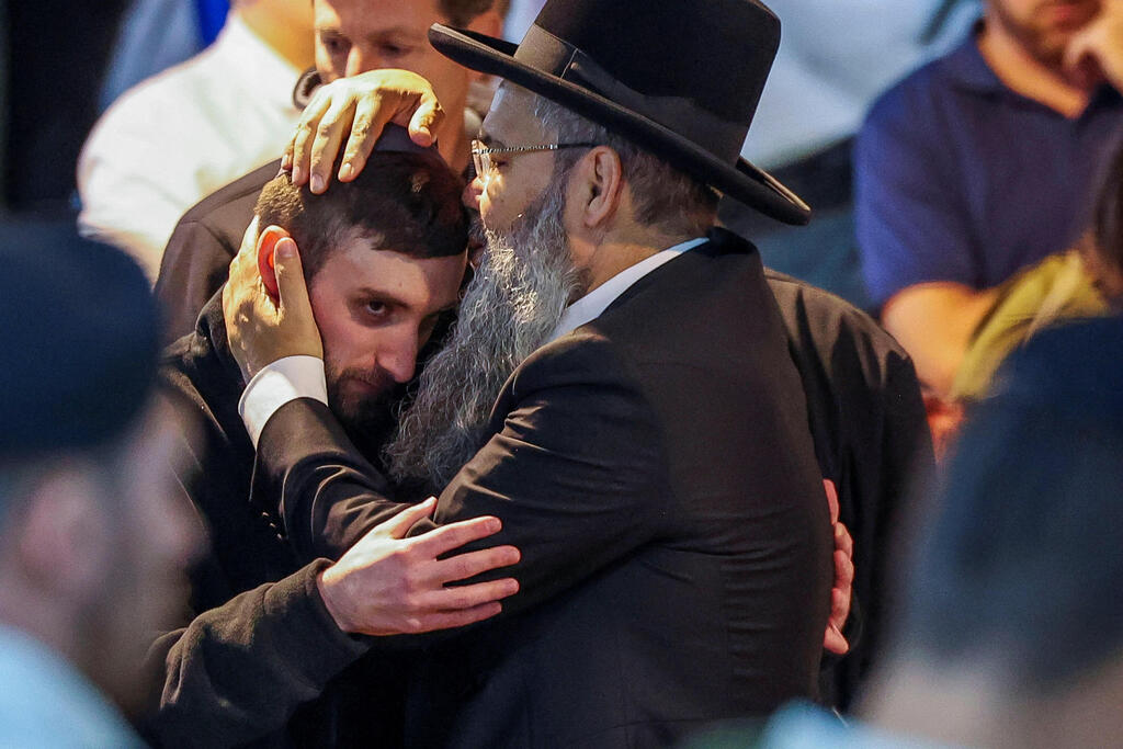 מתן אנגרסט בהלווייתו של דניאל פרץ ז"ל