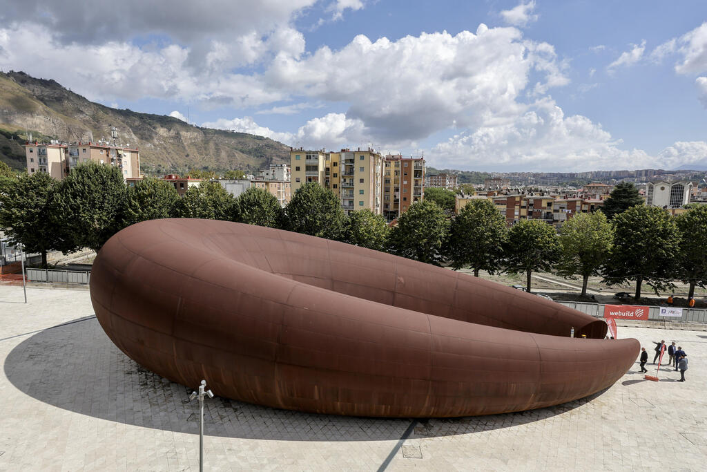 Naple's metro station by Kapoor (photo: Salvatore Laporta/KONTROLAB/LightRocket via Getty Images) תחנת הרכבת החדשה שתכנן אניש קאפור בנאפולי