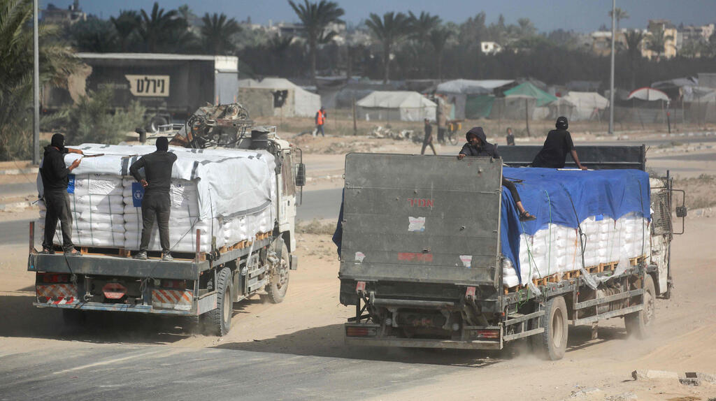 דיר אל בלח עזה משאיות סיוע המוניטרי