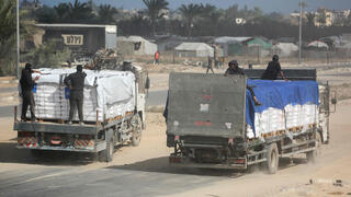 דיר אל בלח עזה משאיות סיוע המוניטרי