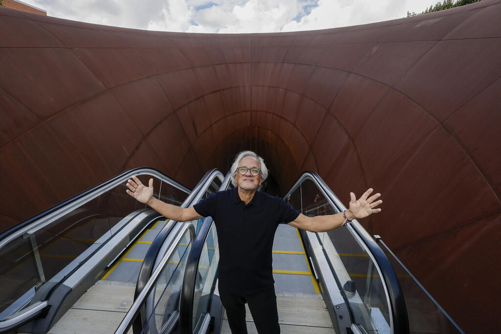 Metro station in Naples designed by Anish Kapoor (Photo: Salvatore Laporta/KONTROLAB/LightRocket via Getty Images) תחנת הרכבת החדשה שתכנן אניש קאפור בנאפולי