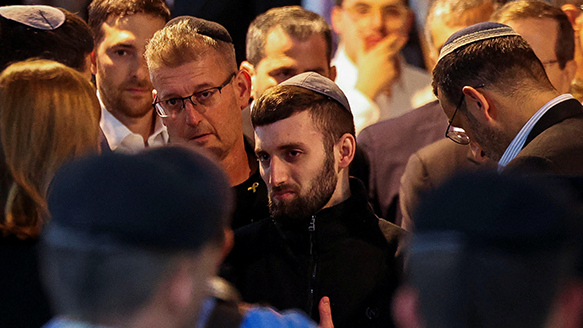 מתן אנגרסט בהלווייתו של דניאל פרץ ז"ל