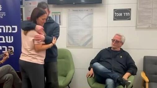 שלמה ארצי עם מתן אנגרסט ואימו