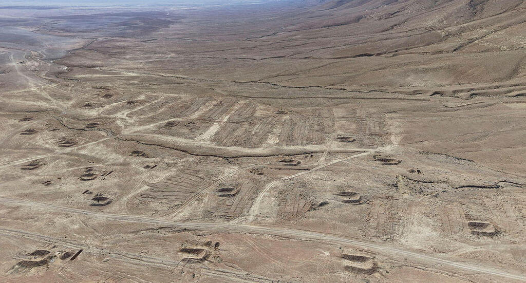 Mass graves in the Syrian desert (Photo: Reuters) צילומי לוויין של קברי אחים בסוריה