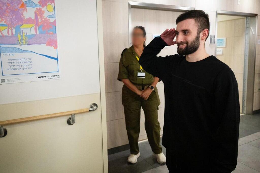 שורד השבי מתן אנגרסט בפגישתו עם הרמטכ״ל