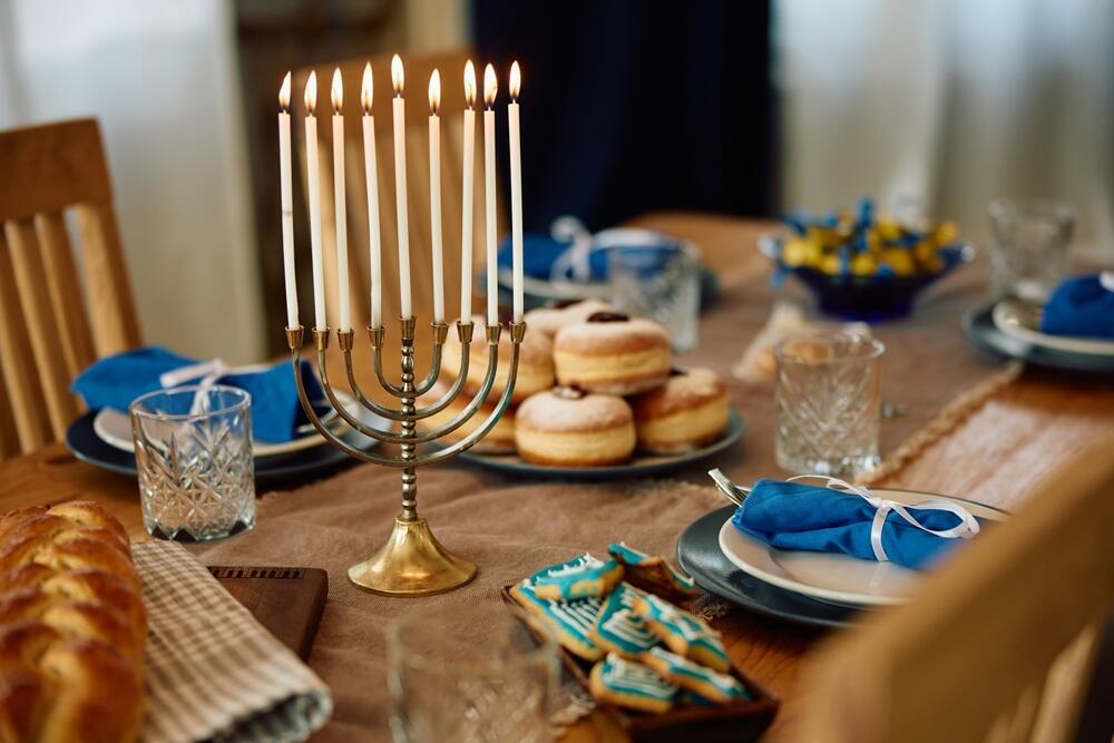 Hanukkah: candle lighting publicizes the Maccabees’ victory and the miracle of the oil (Photo: Drazen Zigic / Shutterstock) חנוכה