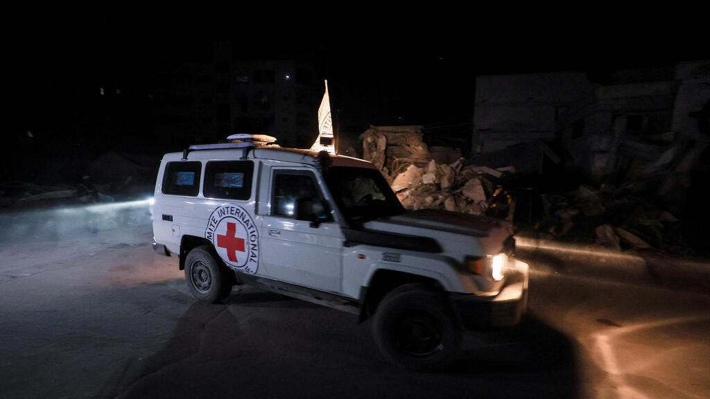 Красный Крест (Фото: REUTERS/Dawoud Abu Alkas) רכב הצלב האדום בעזה