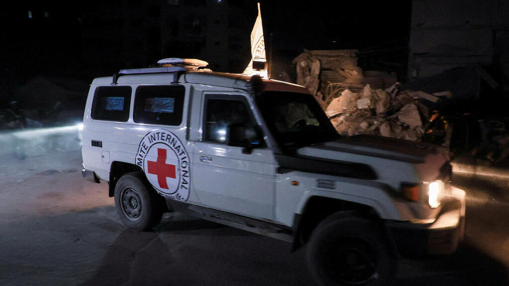 Машина Красного Креста в Газе (Фото: REUTERS/Dawoud Abu Alkas) רכב הצלב האדום בעזה