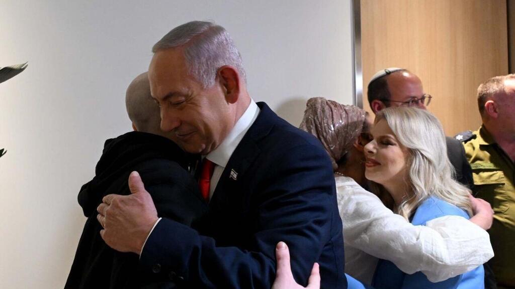 Нетаниягу с супругой на встрече с освобожденными заложниками (Фото: Ави Охайон, ЛААМ ) נתניהו ורעייתו מבקרים את השבים בבילינסון